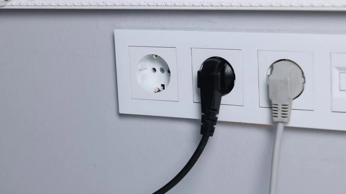 Katere naprave je treba pred spanjem vedno izključiti iz električnega omrežja: električarji našteli 7 najboljših