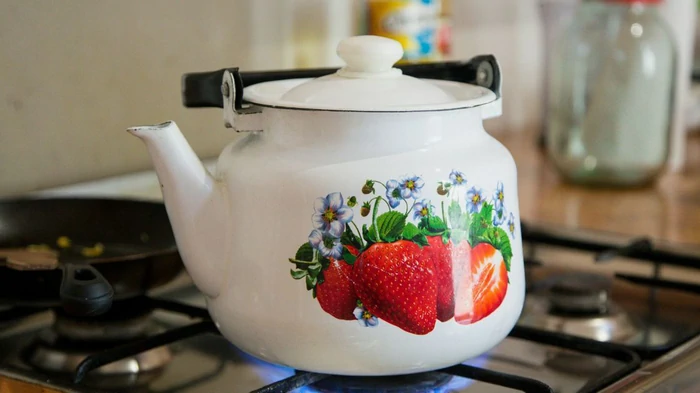 Vodni kamen v vašem kotličku bo izginil, kot da nikoli ni bil: za to ne potrebujete kisa ali sode bikarbone, za to obstaja boljša metoda.