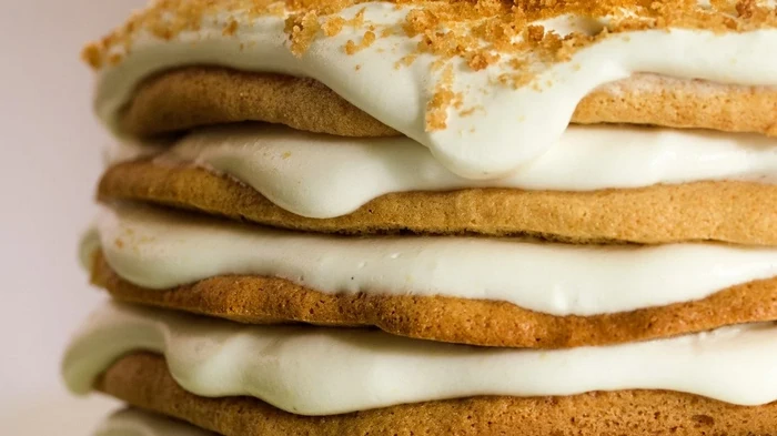 Kako pripraviti torto brez pečenja z bananinimi piškoti in kislo smetano