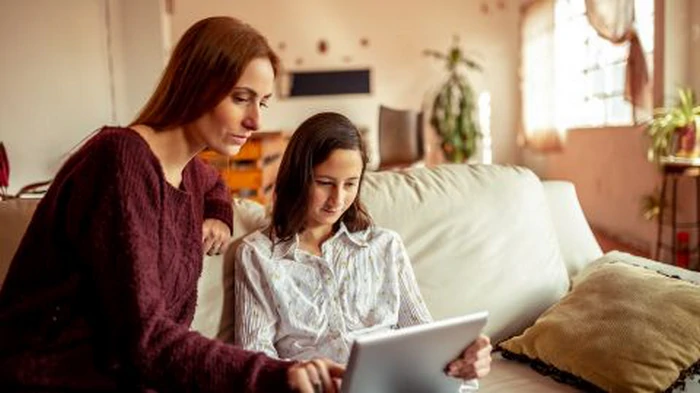 Najstnikova prva zaposlitev s krajšim delovnim časom: kako pomagati otroku in ne biti nadzorujoči starš