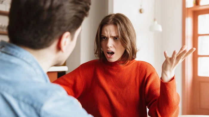 Od “shujšala si” do “nasmeha”: 10 komplimentov iz 80. let, ki že veljajo za nevljudne