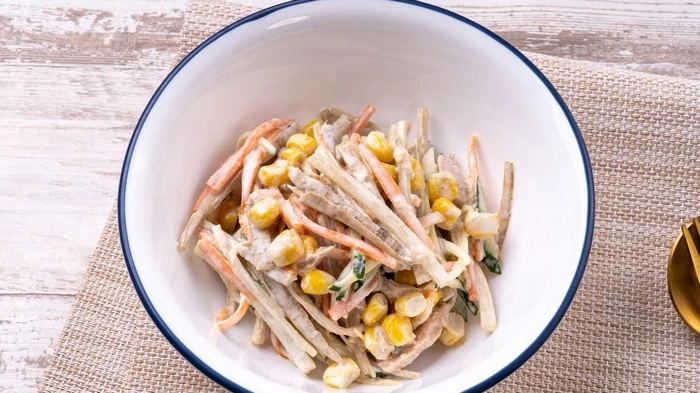 Recept za solato s piščancem, korejskim korenjem, koruzo in gobami