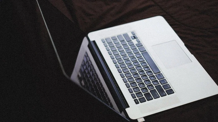 Vsak dan uničujete baterijo prenosnika: kako jo pravilno napolniti