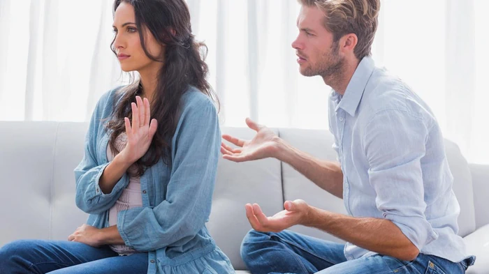 Zakaj ljudje ostajajo v nesrečnih razmerjih in “čakajo na ljubezen”: 4 razlogi